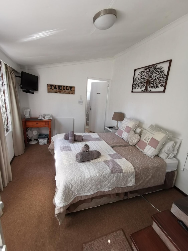 Sunbird Guest House 3/50
