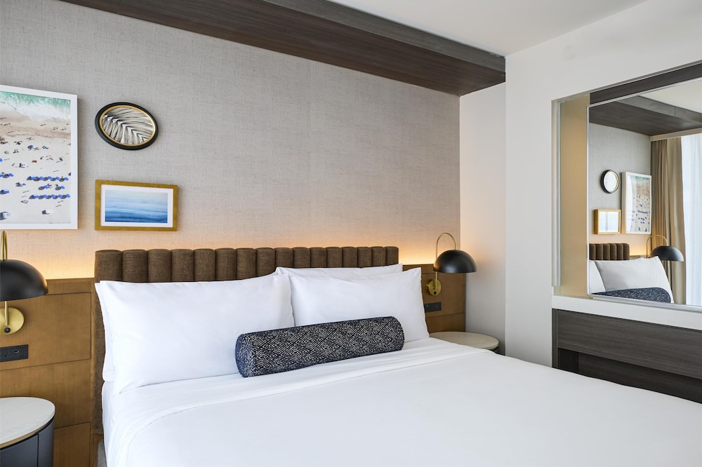 ROOM, KING BED