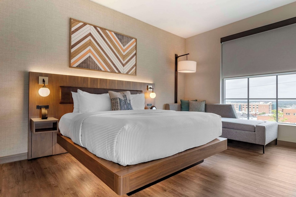 UPGRADE, SUITE, KING BED