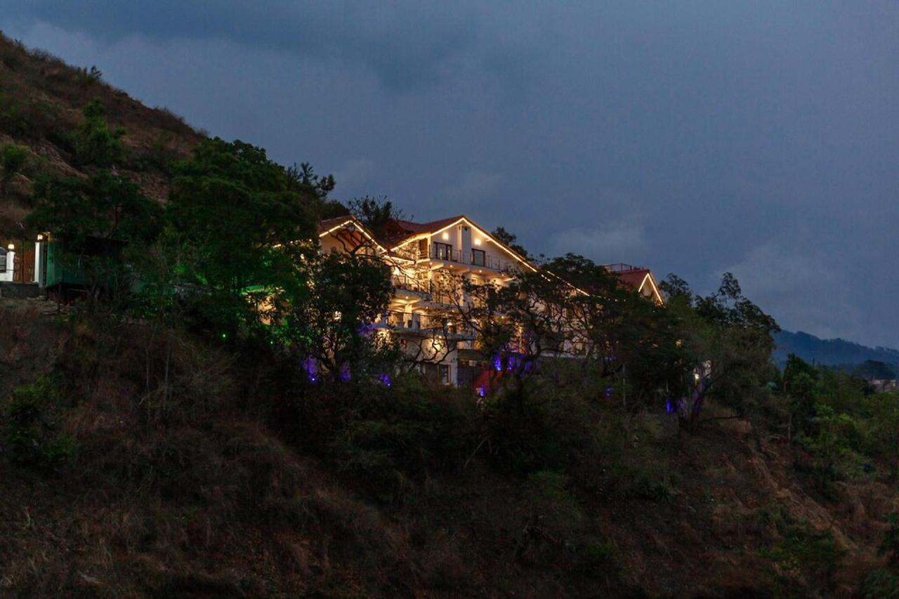 Alaya Stays Stunning 4BHK with Mountain View Amara Dawn 9/13