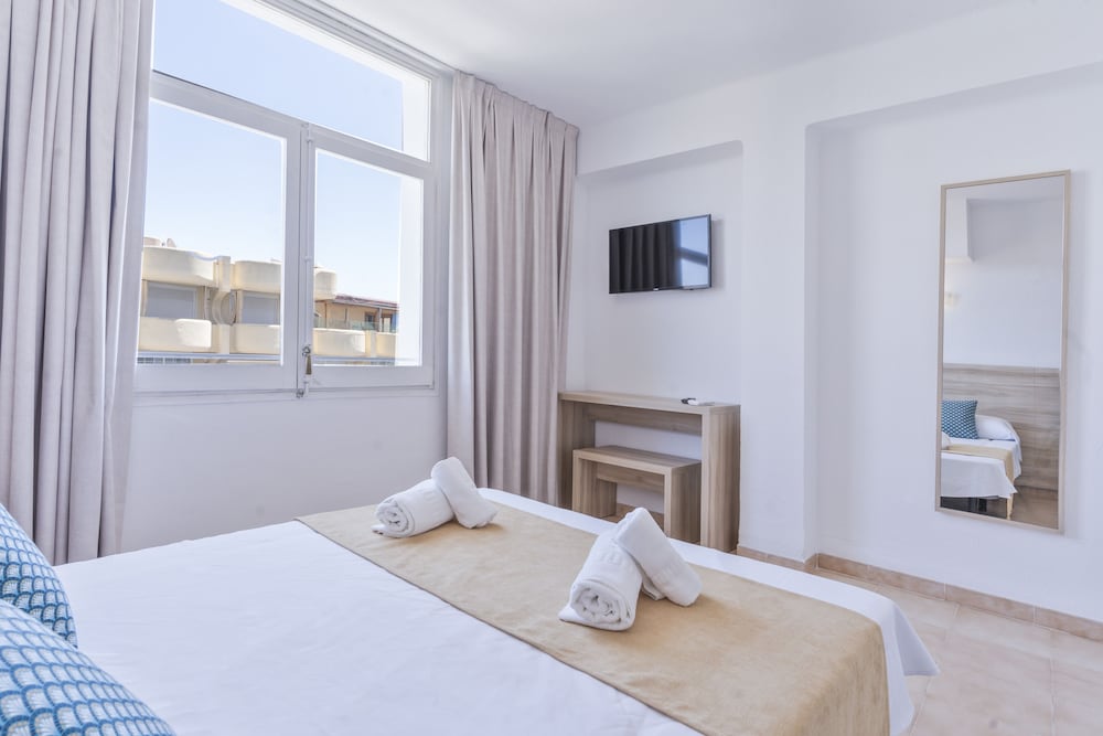 ROOM, QUEEN BED