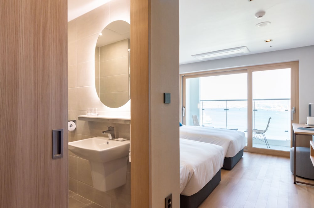 Superior, Twin Beds, Ocean View, Terrace, Connect Busan Hotel and Residence 4/4