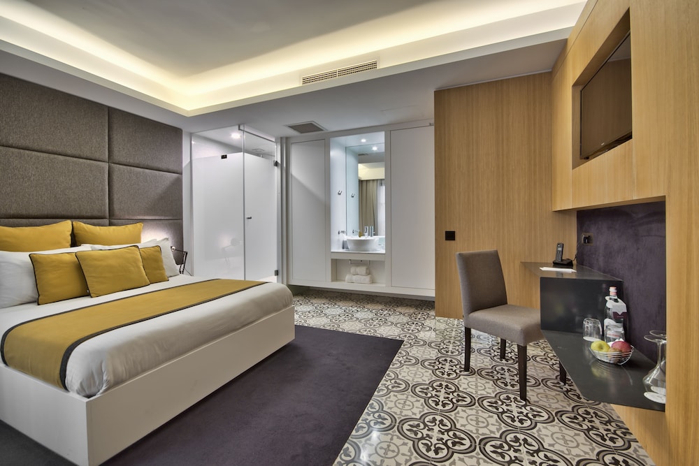 DELUXE, KING BED