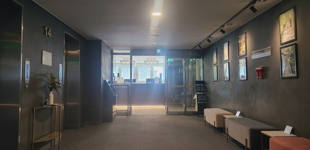 Brown Suites Sinchon Central 36/48