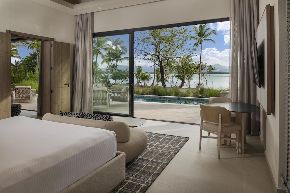 2 Bedrooms, Azure, Club, Suite, Bungalow, King Bed, 1 King and 2 Queen Beds, Ocean Front