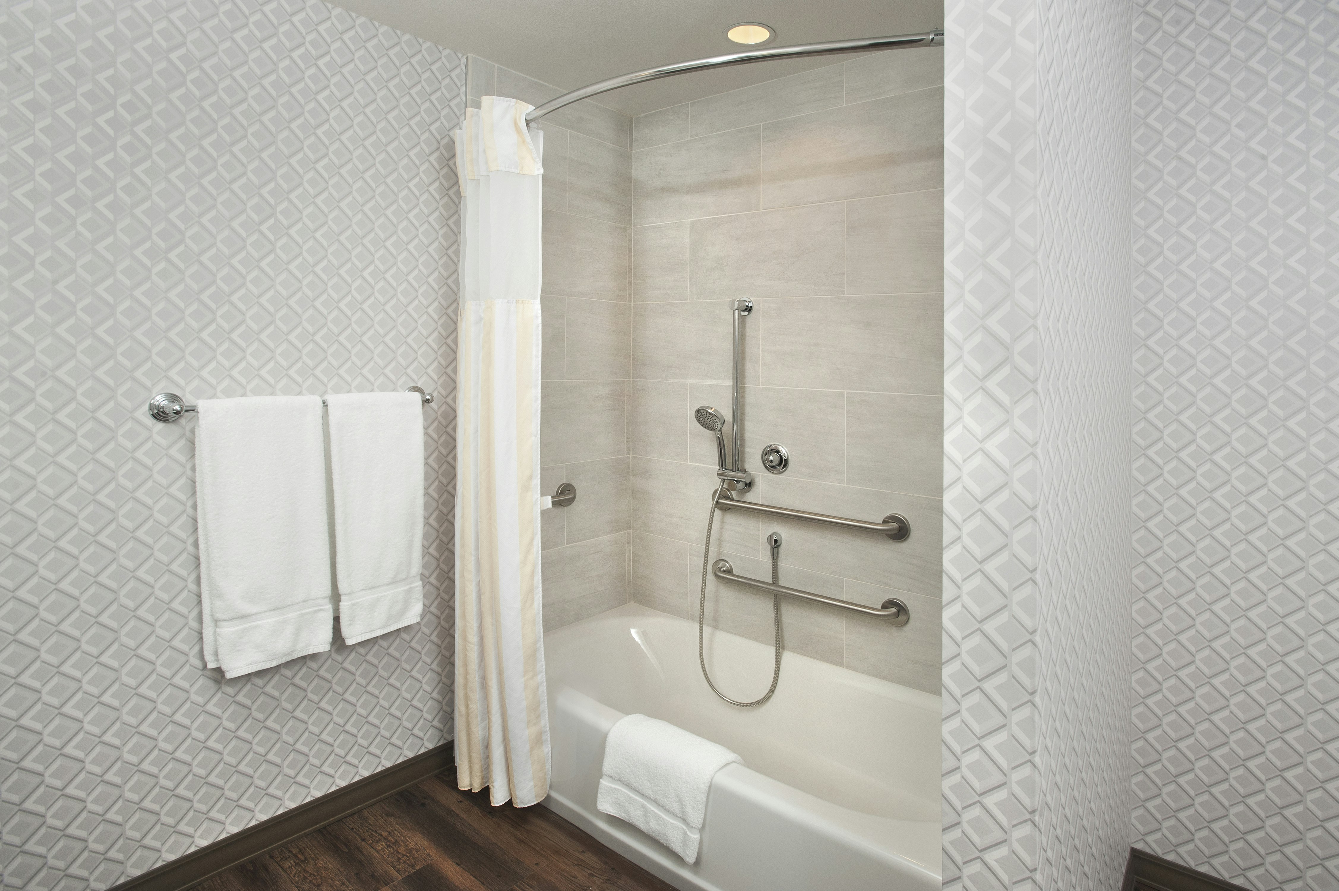غرفة بسريرين كوين بحوض استحمام لذوي الإعاقة، Hilton Garden Inn Burbank Downtown 4/5