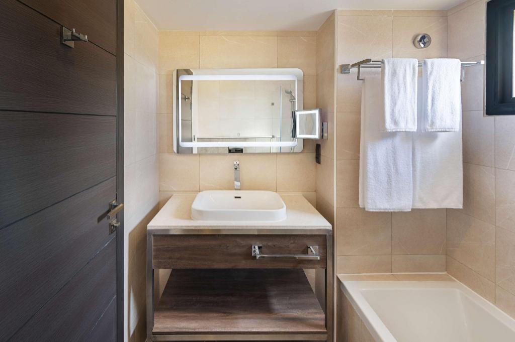 غرفة بريميوم بشرفة، Radisson Blu Hotel & Resort Al Ain 7/8