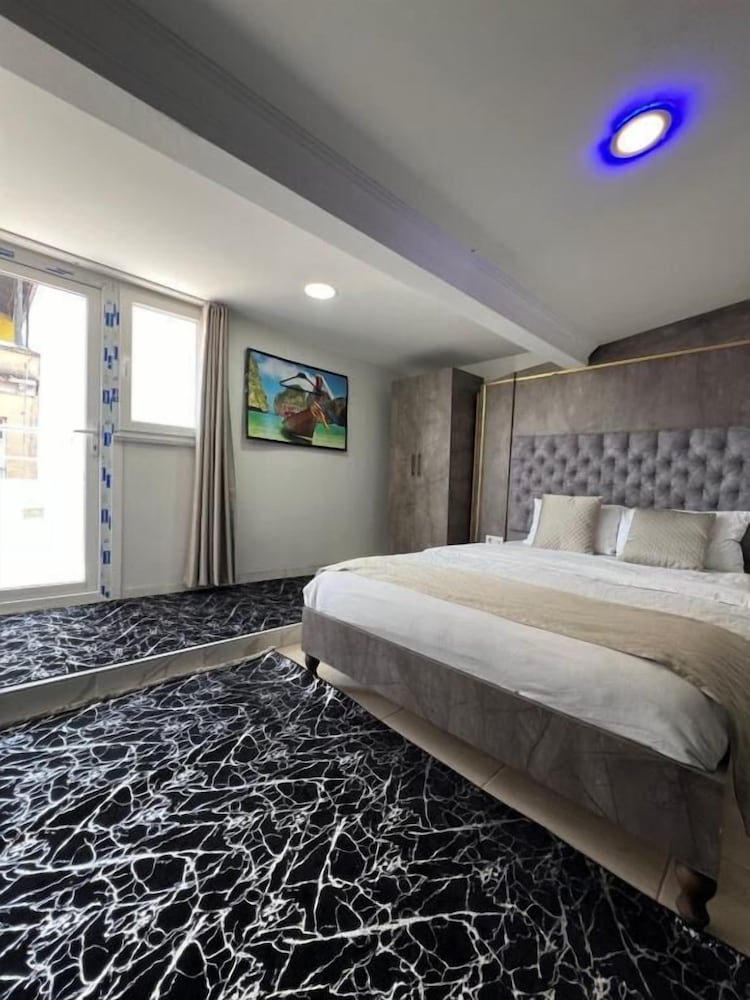Taksim Brand Suite 6/65