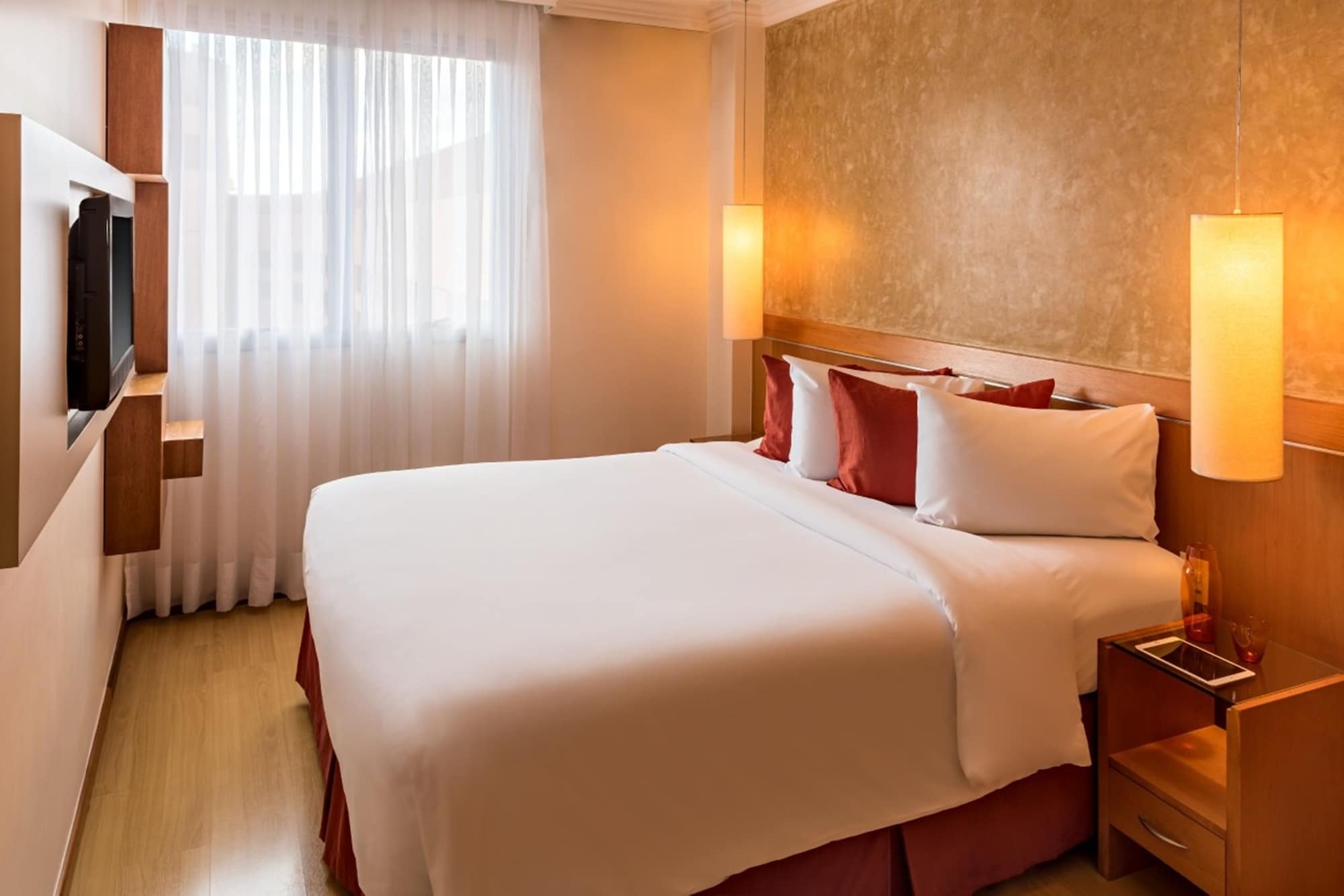 SUPERIOR, QUEEN BED