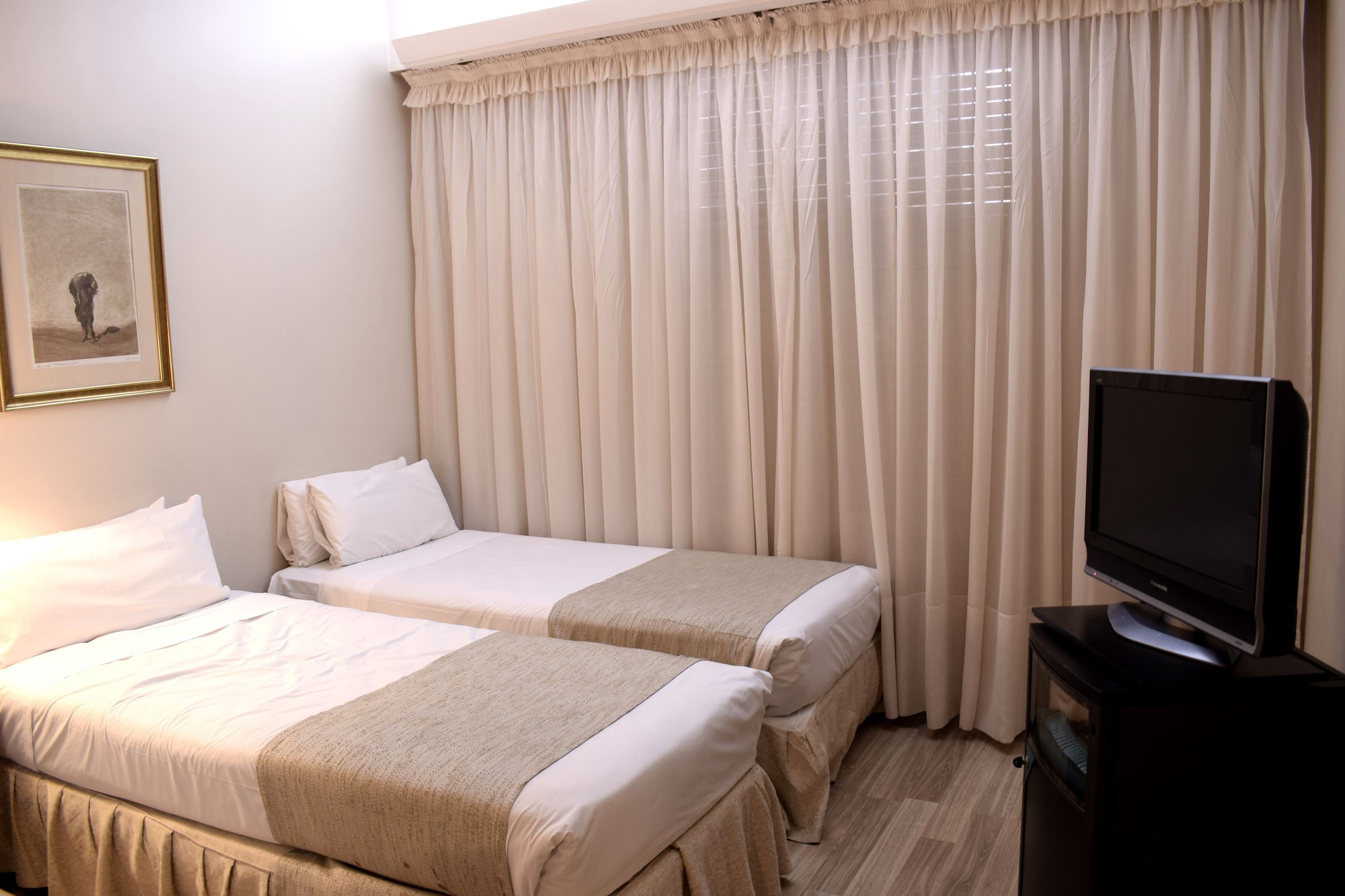 غرفة قياسية بسريرين منفصلين، DORA HOTEL BUENOS AIRES 3/8