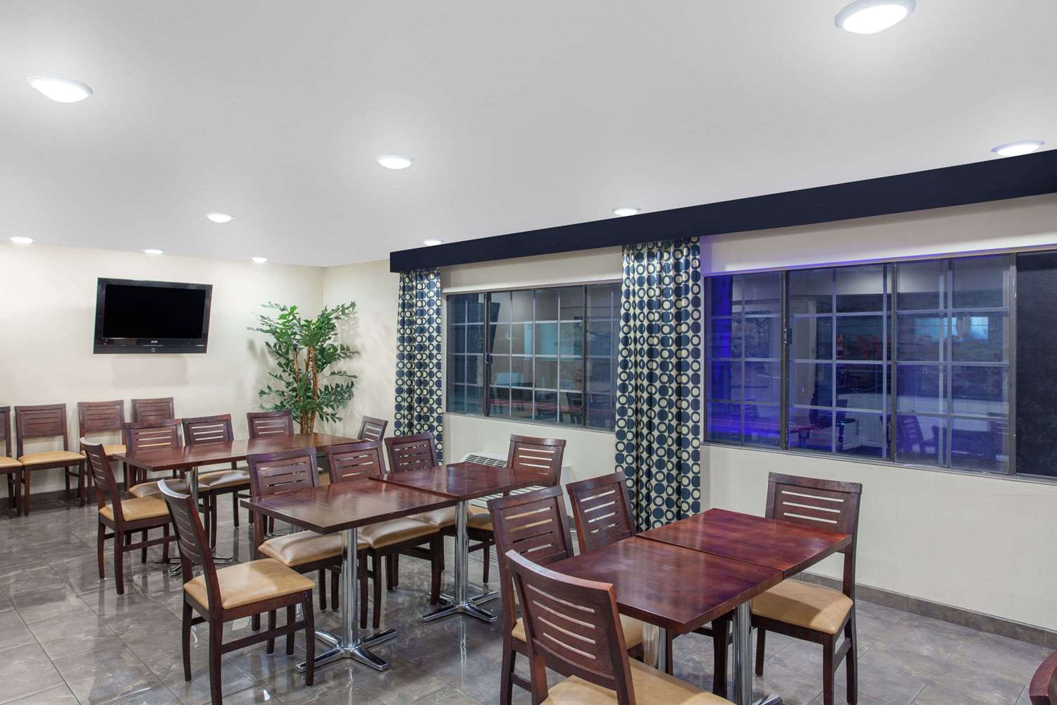 Ramada By Wyndham Culver City 35/49