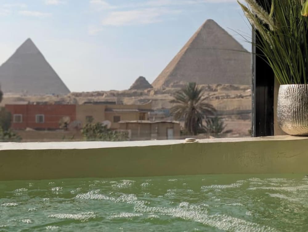 3 Pyramids View Inn 42/47