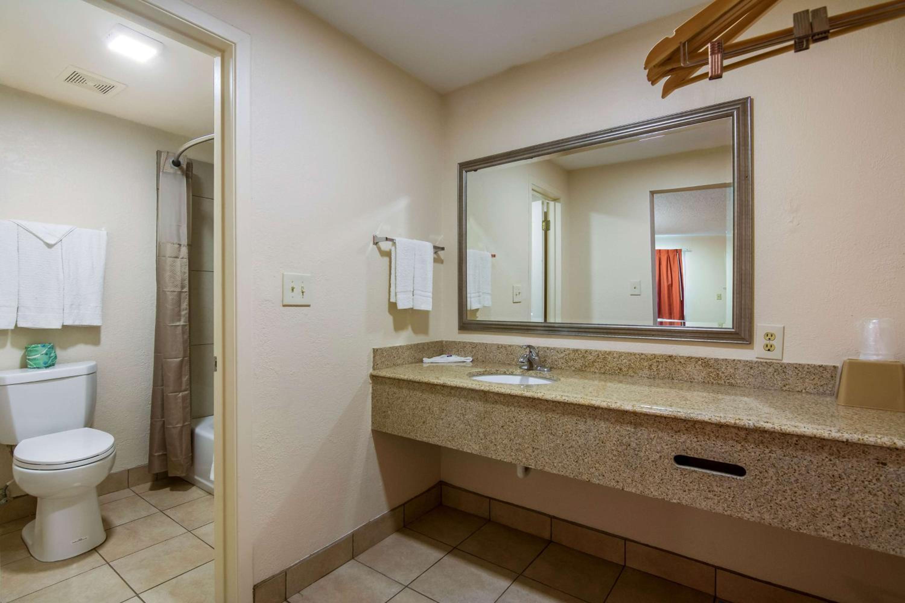 2 Queen Beds - Smoking, Micfridge، Motel6 Winnie Tx 5/8