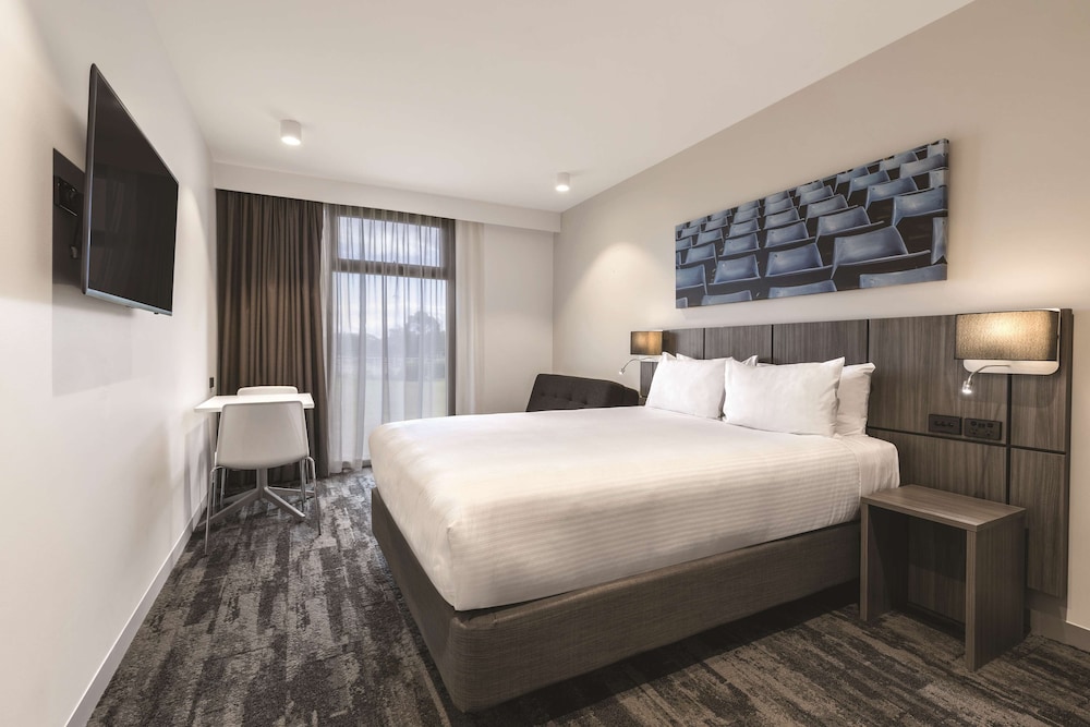 Mercure Sydney Blacktown 33/72