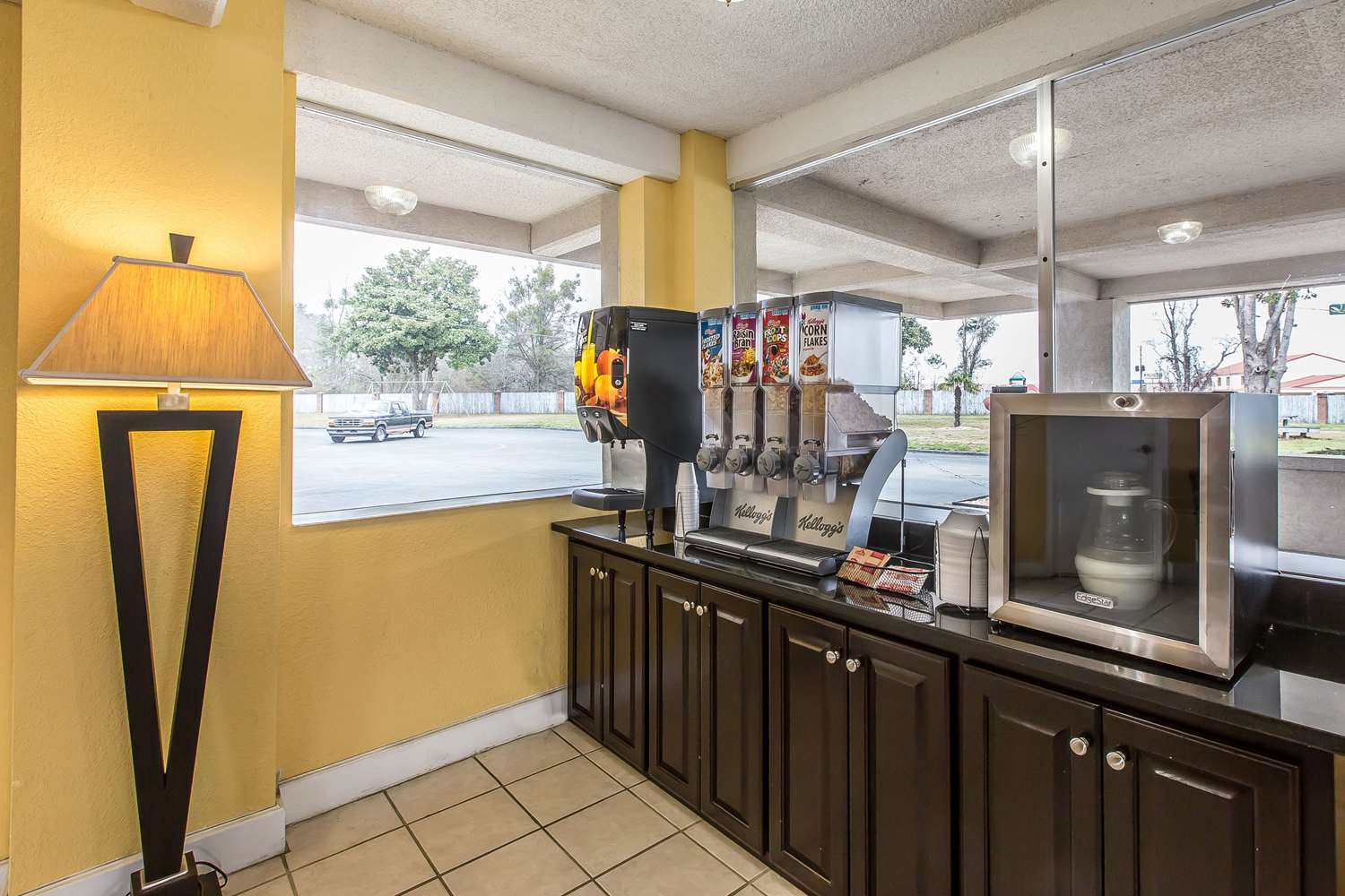 Econo Lodge Byron near Historic District - Warner Robins 2/12