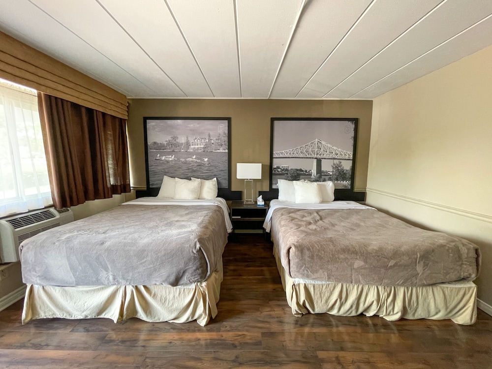 Super 8 by Wyndham Gananoque - Country Squire Resort 23/88
