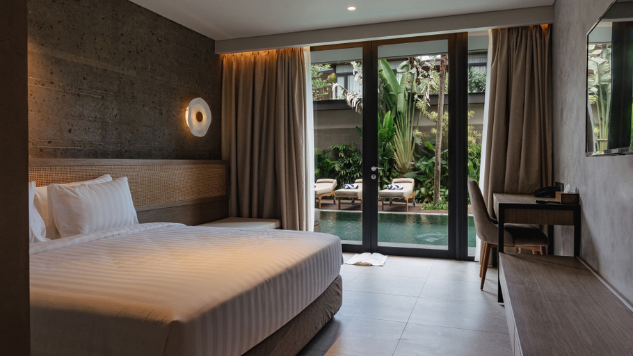 Deluxe, Bathtub, Pool Access