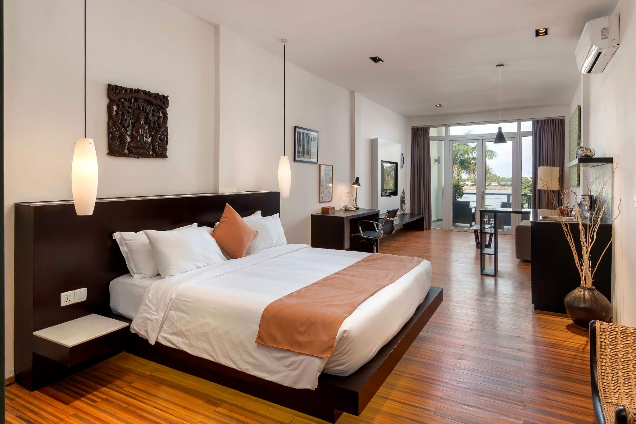 Room, River Front