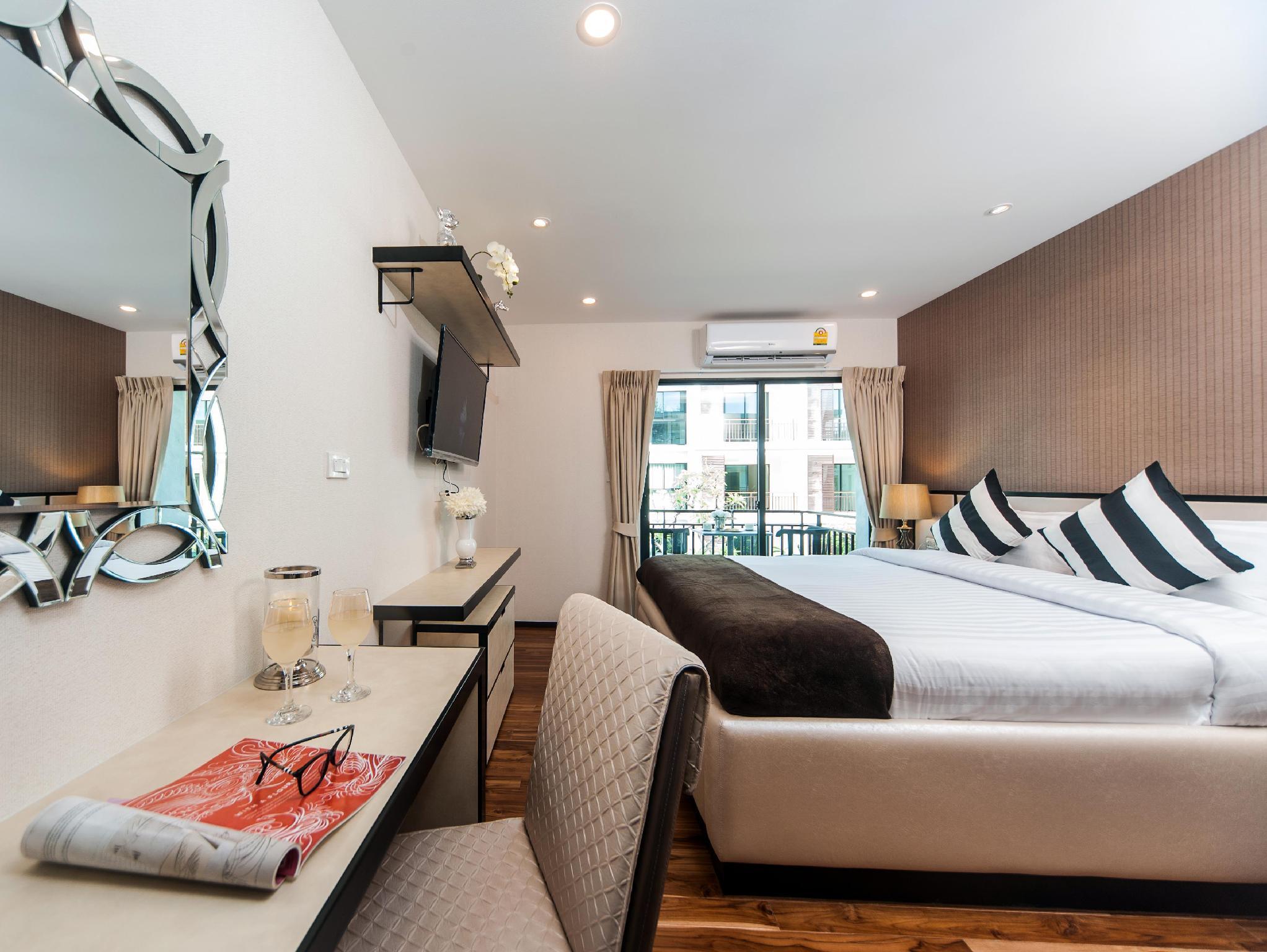Superior, King Bed, Pool View