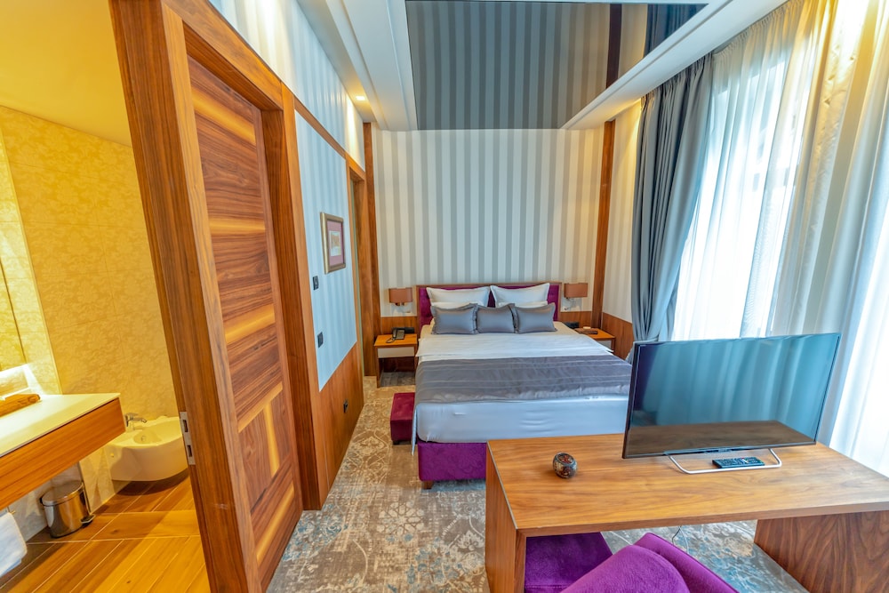 HERITAGE HOTEL KRONE 33/77
