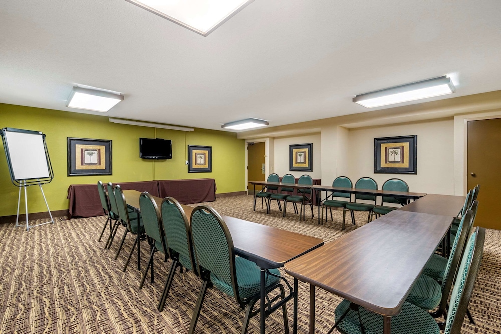 Comfort Inn & Suites St. Pete - Clearwater International Airport 33/41