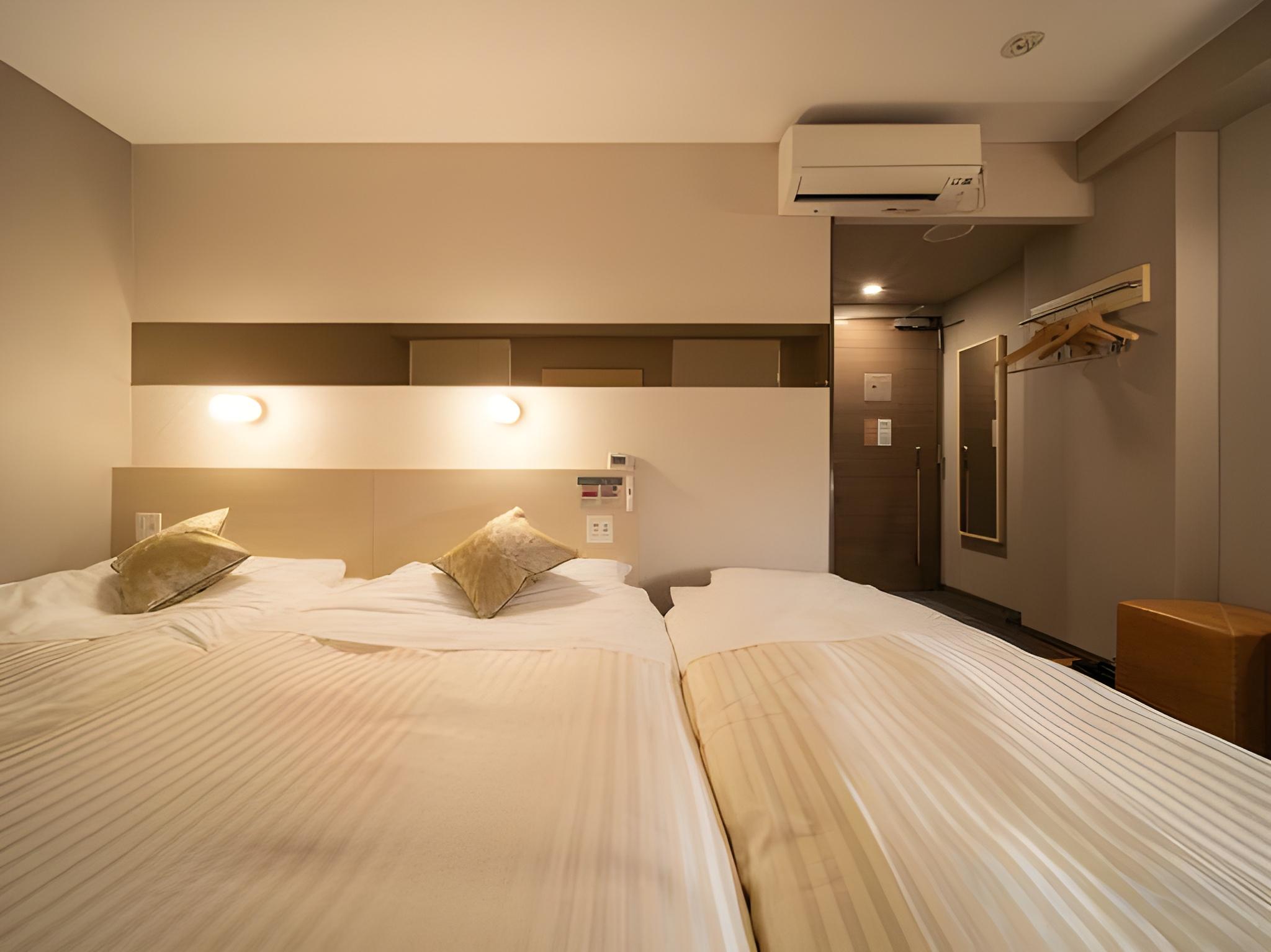 Hollywood, Twin Beds, Sofa
