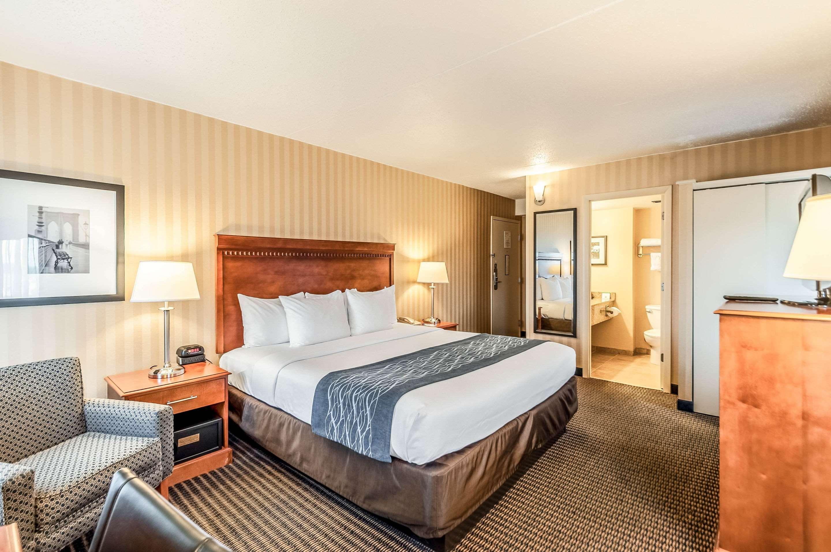 ROOM, KING BED