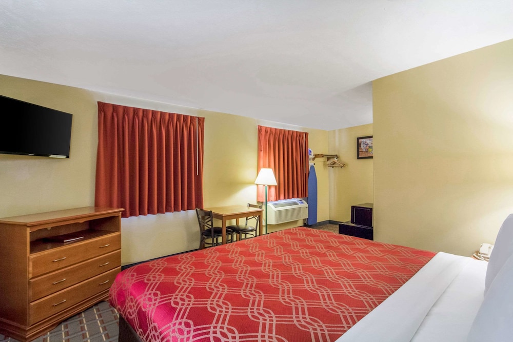 Econo Lodge Lansing Leavenworth 12/26