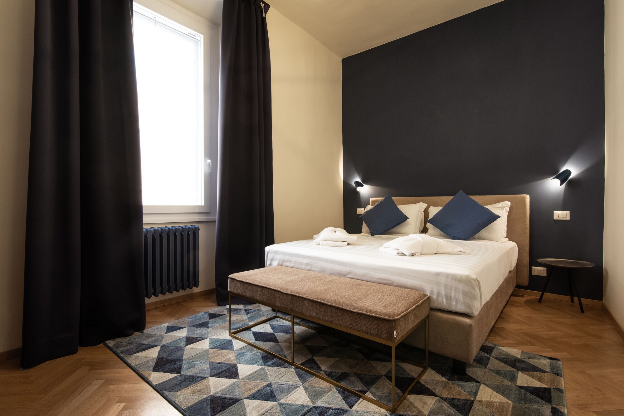 ROOM, DOUBLE BED