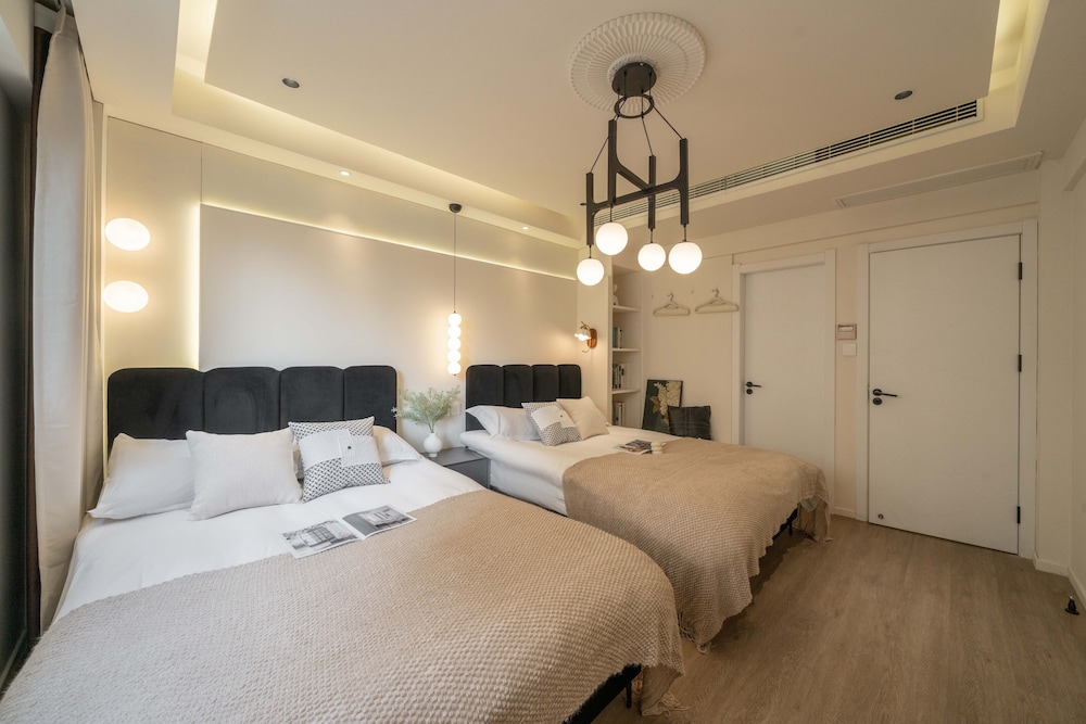 2 Bedrooms, Senior, Apartment, 1 Queen and 2 Double Beds, Bathtub