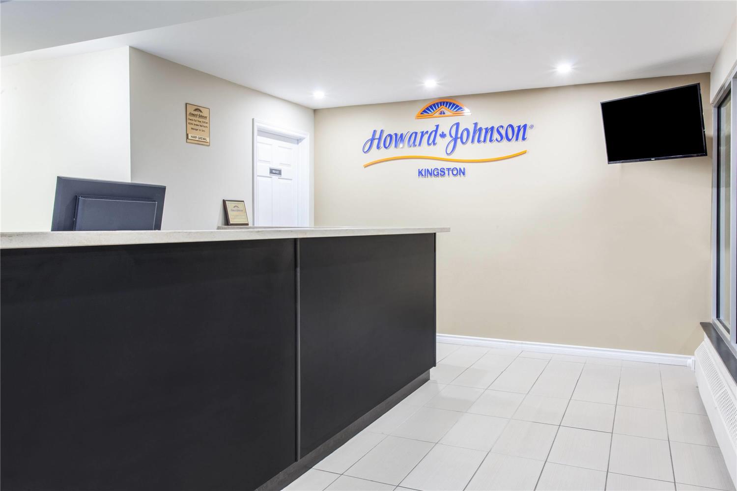 Howard Johnson by Wyndham Kingston 2/8