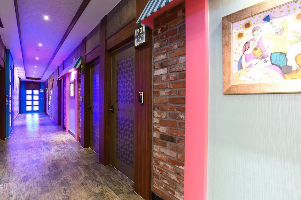 V Hotel 7/50