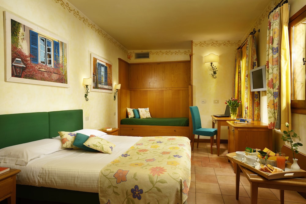 ROOM, QUADRUPLE