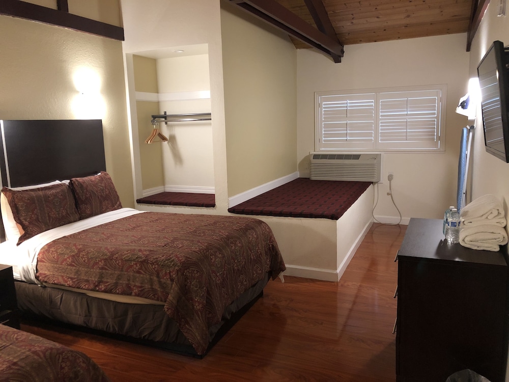 Lombard Plaza Motel 8/64