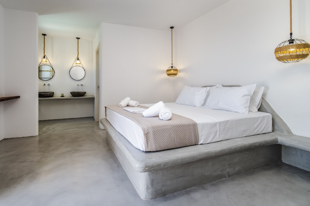 Amethyst Exclusive Suites Oia 37/72