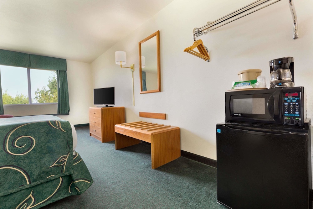Travelodge by Wyndham Sharon Springs 17/25