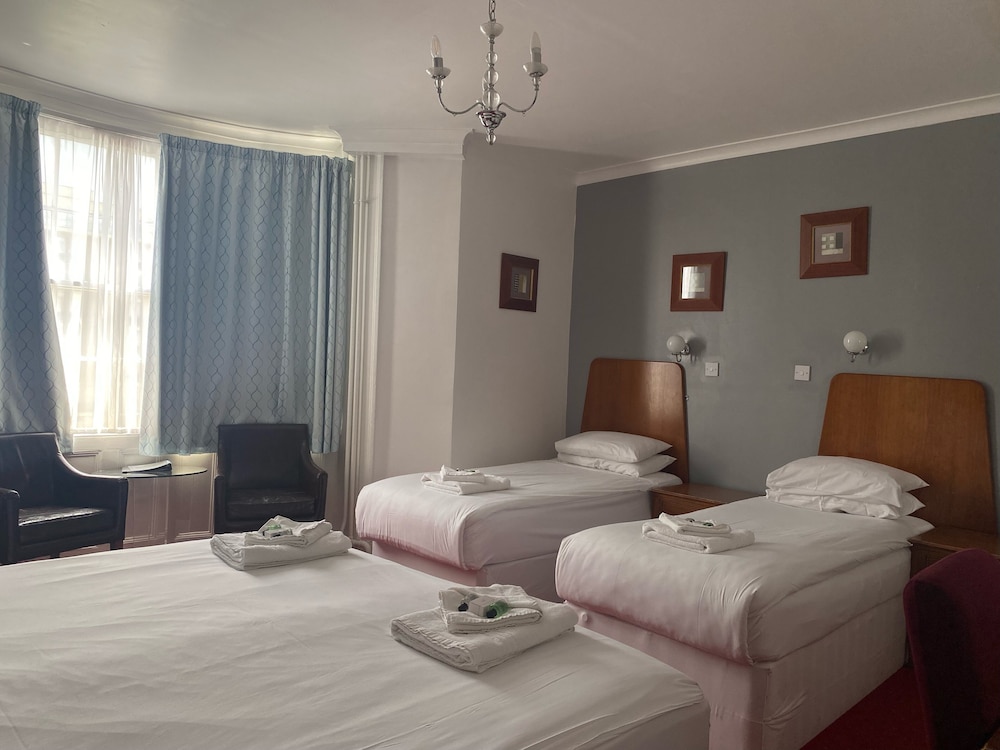 The Beach Hotel 9/48