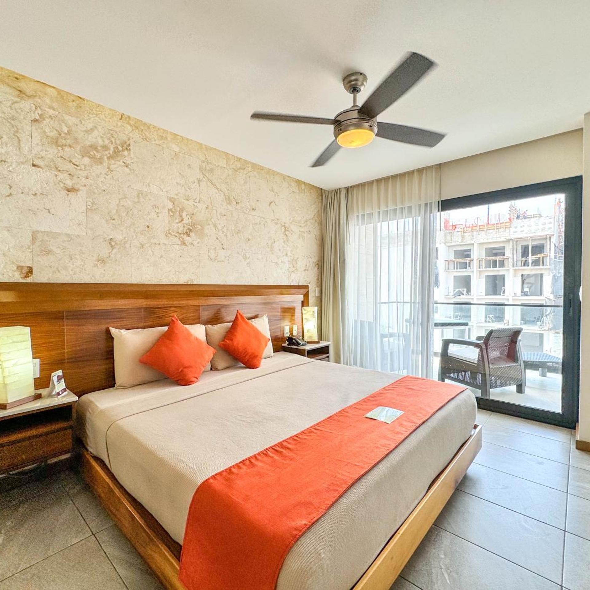 غرفة ديلوكس بسرير كينج بشرفة، Grand Fifty Suites 4/10
