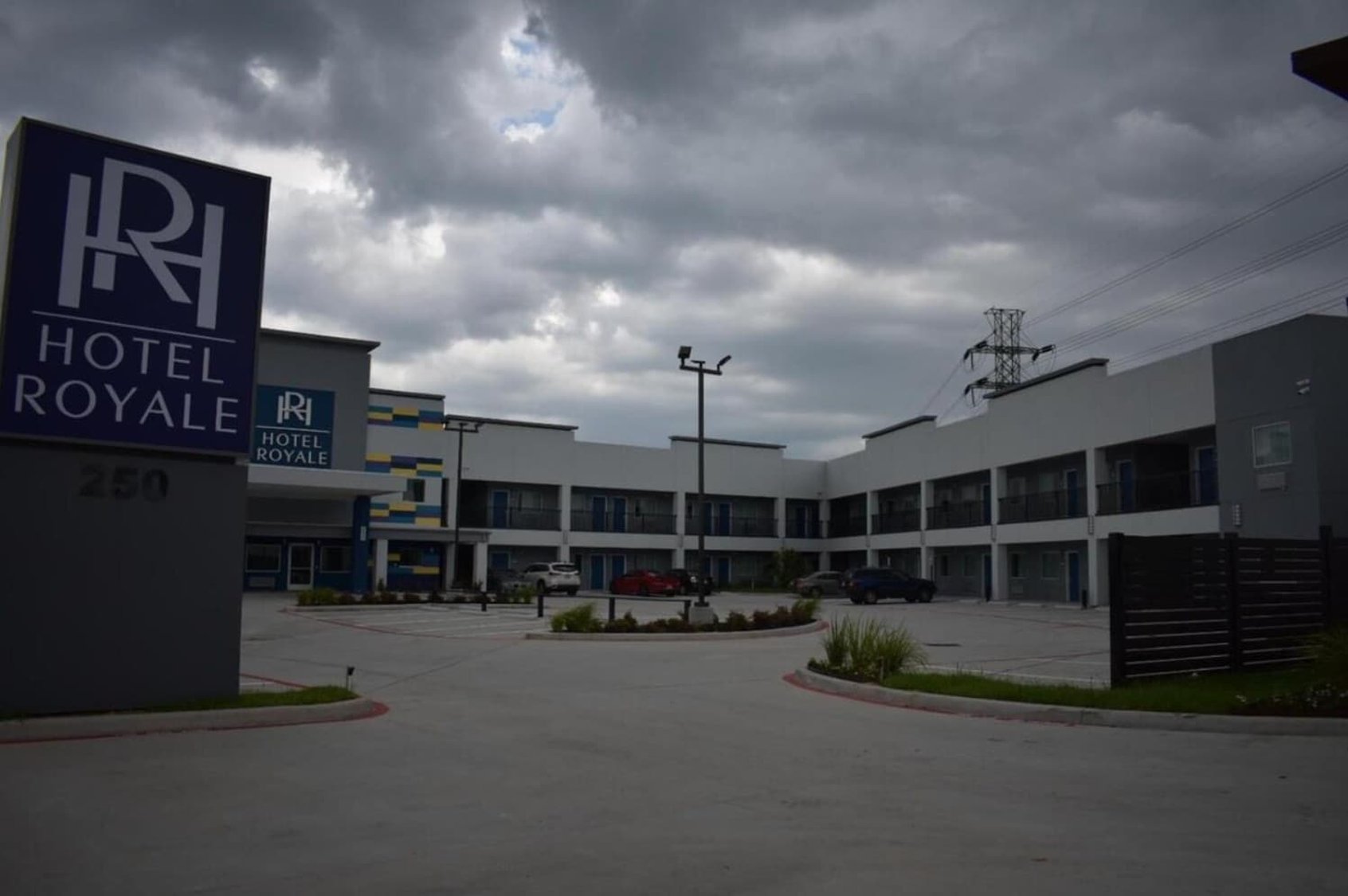 Hotel Royale IAH Airport North Houston I-45 27/30