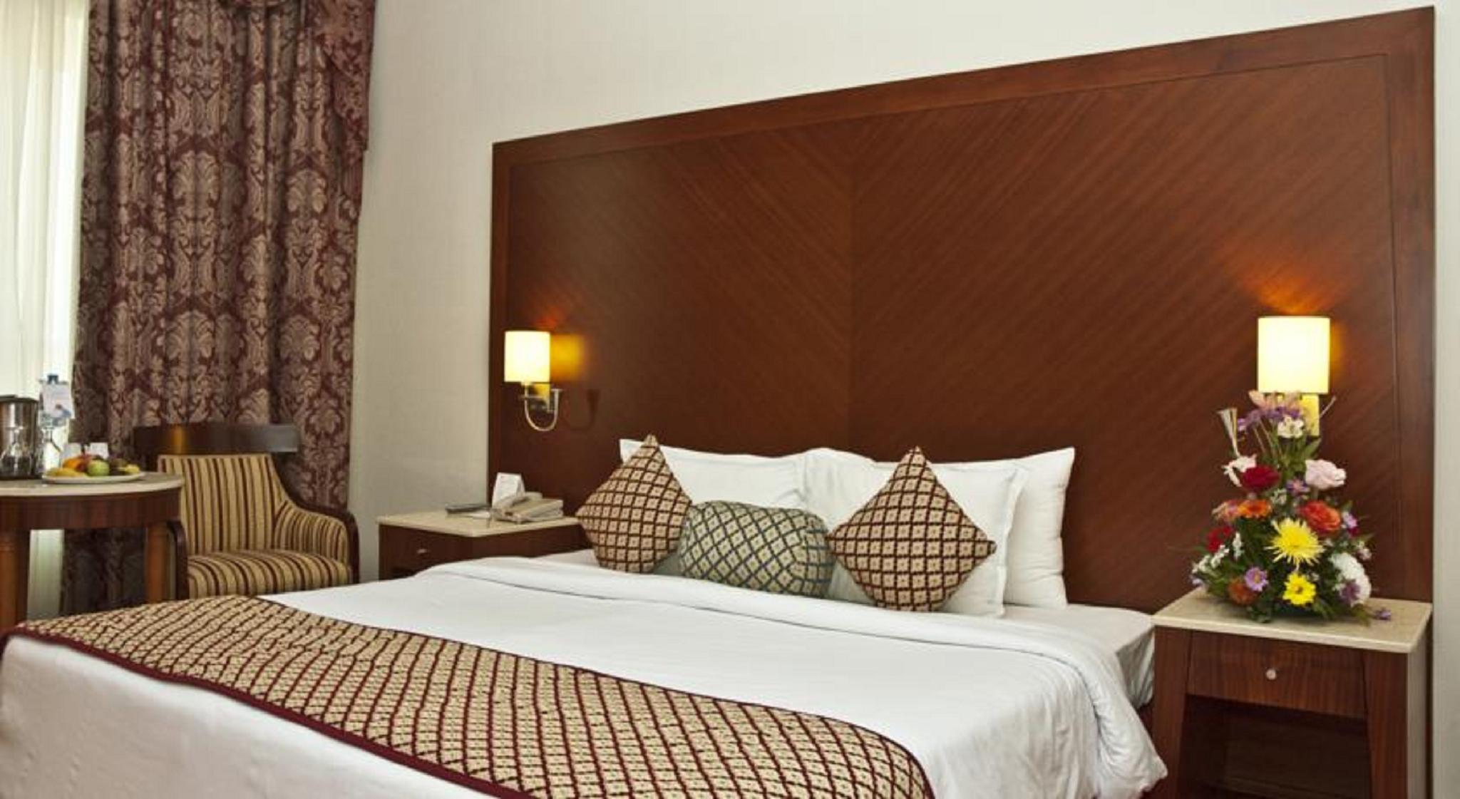 ROOM, SINGLE