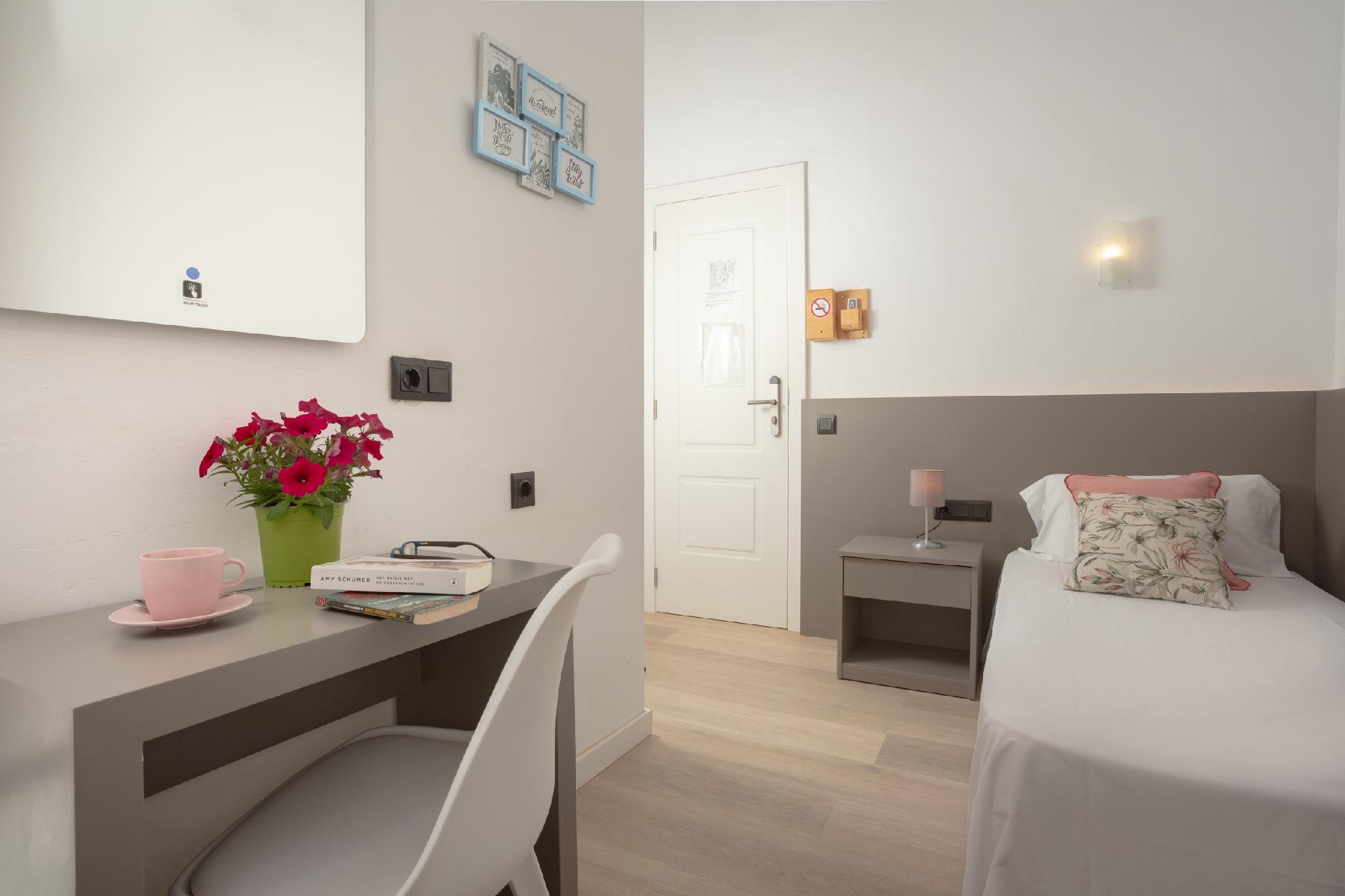 Antonios Hostal 18/25