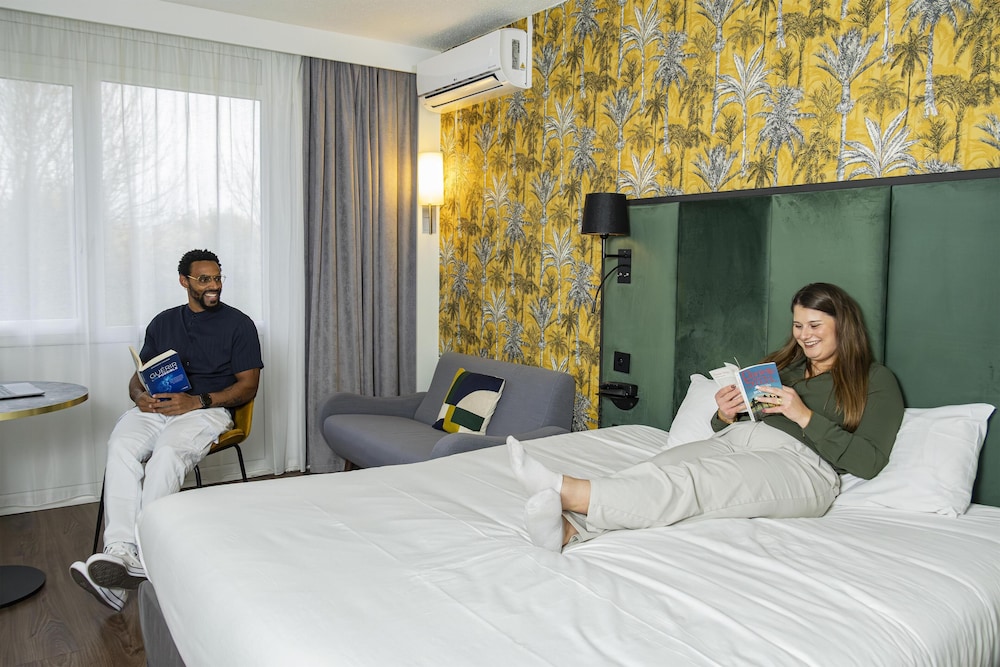 Comfort, Queen Bed, Golden Tulip Troyes 2/3