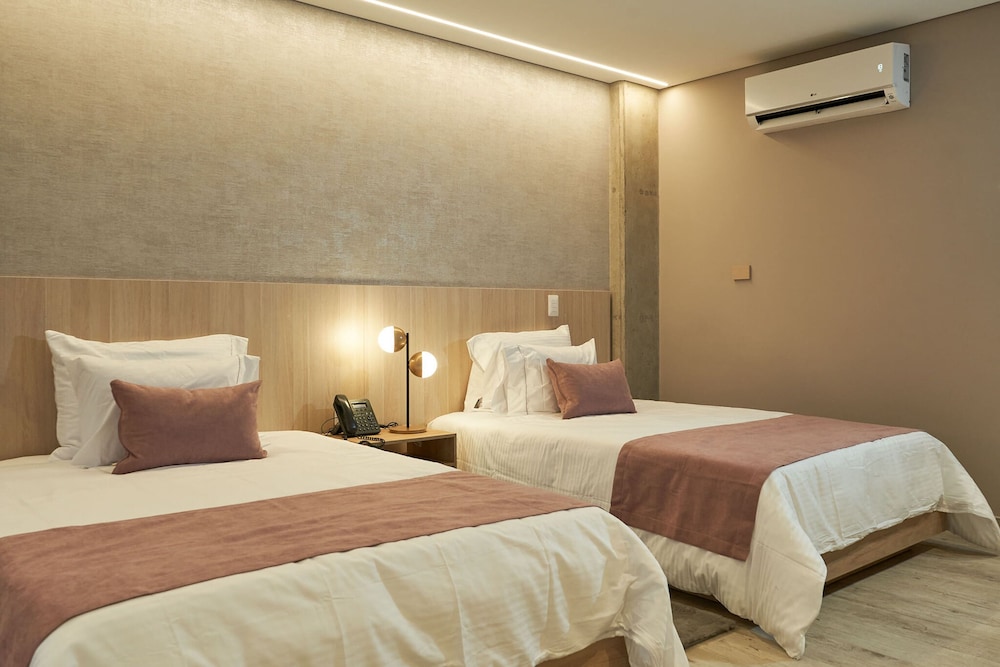 ROOM, TWIN BEDS