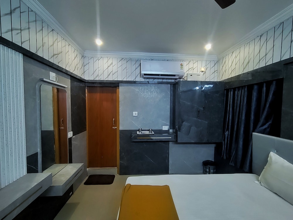Hotel Govind Heights 25/40