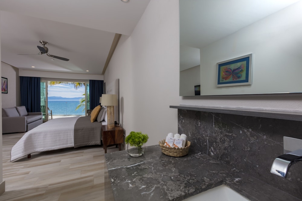 Vista Vallarta All Suites on the Beach 12/75