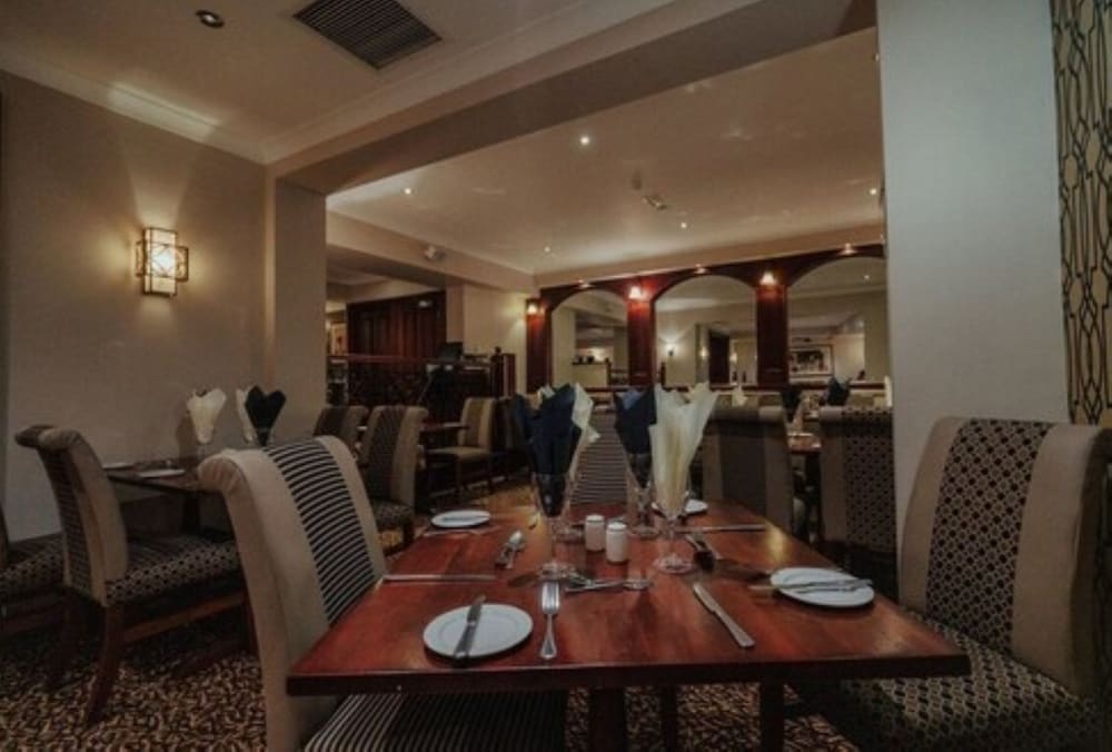 Corr's Corner Hotel 38/42