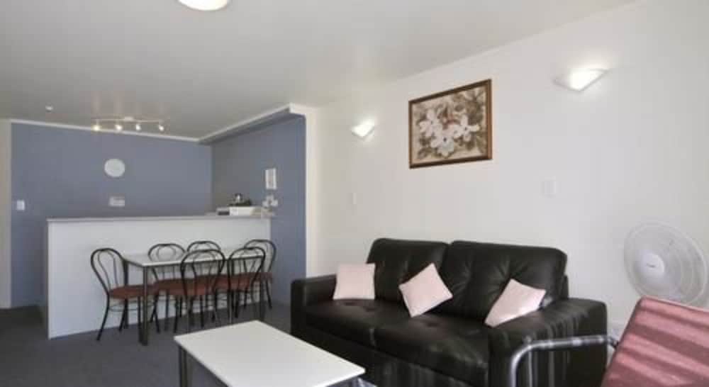 Fenton Court Motel 36/60