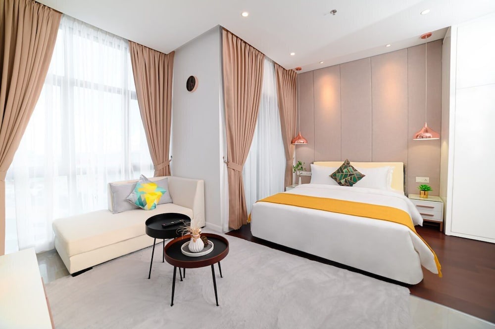 Peninsula, Deluxe, King Bed
