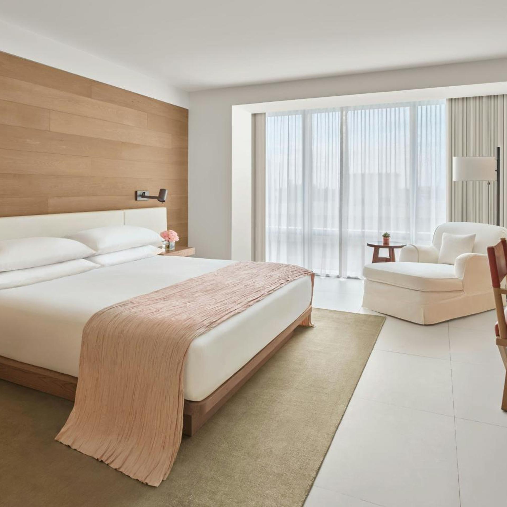 Standard, King Bed, Partial View, Bathtub, Low Floor, Accessible