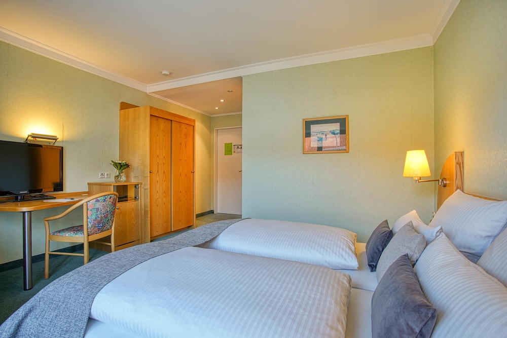 DELUXE, DOUBLE BED, BATHTUB